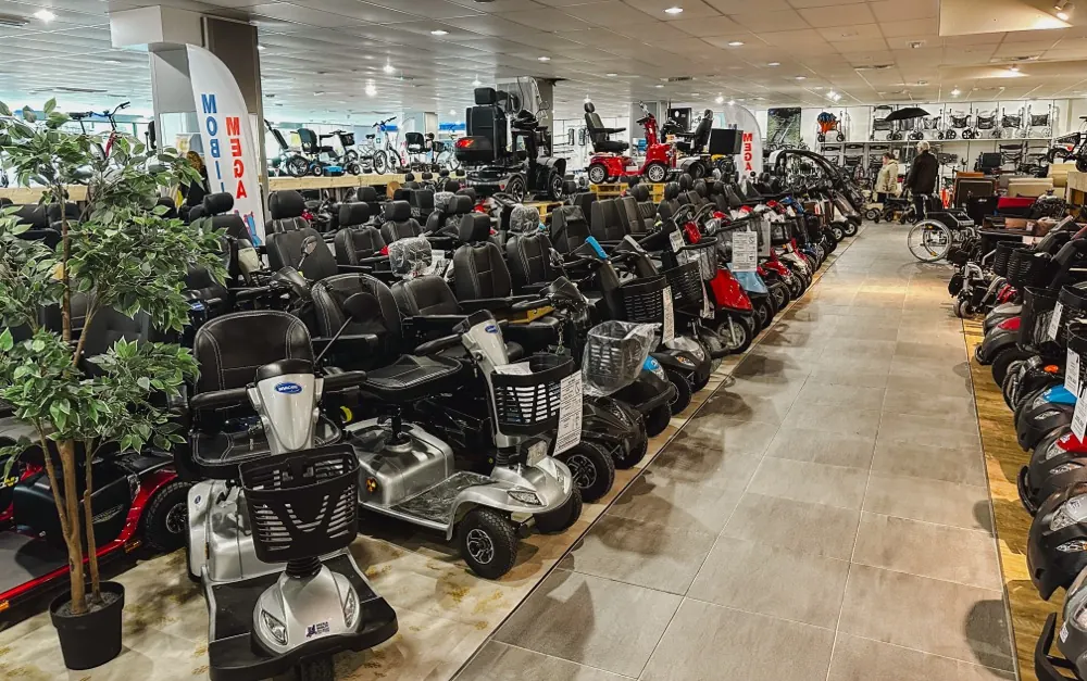 Overzicht van de showroom met rijen scootmobielen