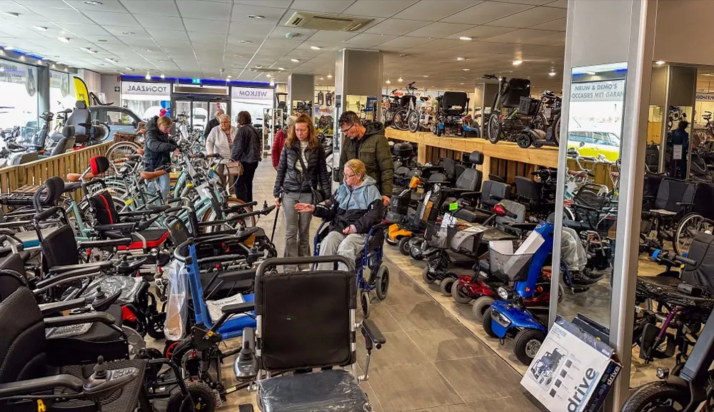 Klanten bekijken rolstoelen in de showroom