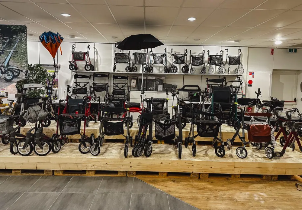Rollators naast elkaar in de showroom
