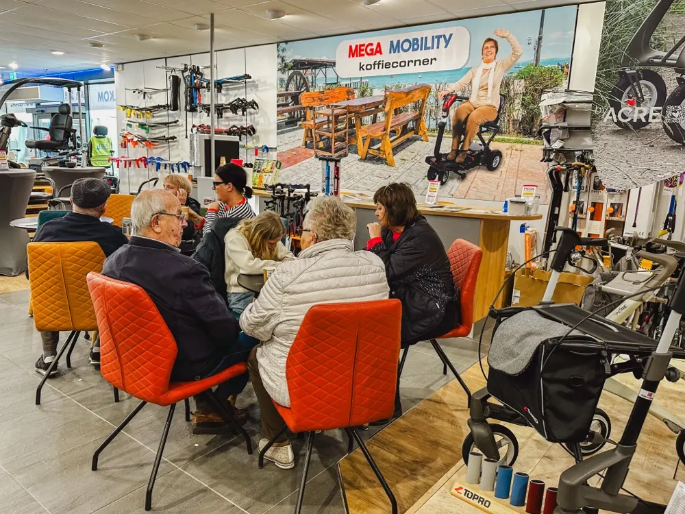 Klanten genieten van koffie in de koffiecorner